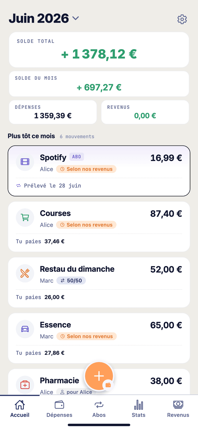 Écran d'accueil de SplitJust : solde du mois, dépenses et revenus, le détail des mouvements partagés au prorata des revenus, et la barre d'onglets Accueil · Dépenses · Abos · Stats · Revenus.